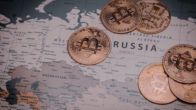 Russia Using Bitcoin to Bypass Sanctions – Is the Global Financial System Cracking?